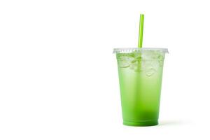 Grün trinken im ein Plastik Tasse isoliert auf ein Weiß Hintergrund. nehmen Weg Getränke Konzept mit Kopieren Raum. ai generiert foto