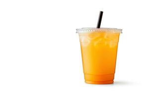 Orange Farbe trinken im ein Plastik Tasse isoliert auf ein Weiß Hintergrund. nehmen Weg Getränke Konzept mit Kopieren Raum. ai generiert foto