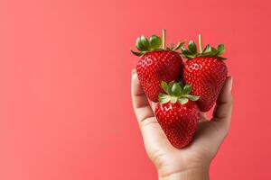 Hand halten frisch Erdbeeren isoliert auf ein rot Hintergrund mit Kopieren Raum. ai generiert foto