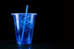 Blau trinken im ein Plastik Tasse isoliert auf ein schwarz Hintergrund. nehmen Weg Getränke Konzept mit Kopieren Raum. ai generiert foto