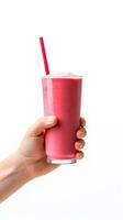 Hand hält ein Glas von frisch Erdbeere Smoothie. Sommer- trinken Milchshake und Erfrischung organisch Konzept. ai generiert foto