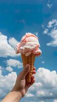 Hand halten Erdbeere Eis Sahne mit Kegel isoliert auf ein Blau Himmel und Wolke Hintergrund. ai generiert foto