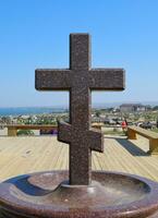 orthodox Kreuz gemacht von Granit in der Nähe von das Kapelle foto