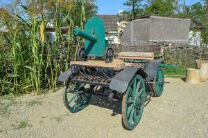 Grün Fälschung uralt Gewehr auf ein Wagen foto