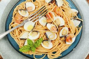 Spaghetti mit Venusmuscheln im Weiß Wein foto