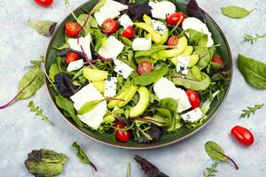 Salat von Gemüse und Käse foto