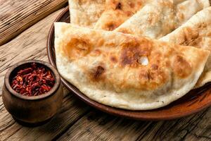 Cheburek, Teig Kuchen mit Fleisch Füllung foto