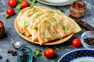 Cheburek, Teig Kuchen mit Fleisch Füllung foto