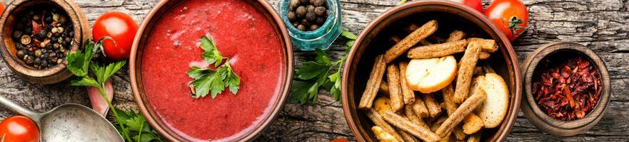 Tomate Suppe auf hölzern Tabelle foto