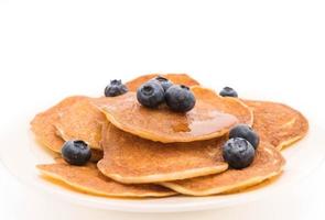 Stapel Pfannkuchen mit frischen Blaubeeren foto