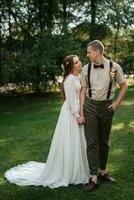 Hochzeit gehen von das Braut und Bräutigam im ein Nadelbaum foto