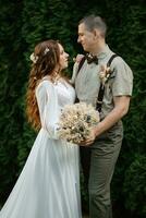 Hochzeit gehen von das Braut und Bräutigam im ein Nadelbaum foto