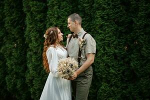 Hochzeit gehen von das Braut und Bräutigam im ein Nadelbaum foto