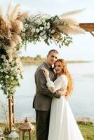 Hochzeit Zeremonie von das Jungvermählten im ein Land Hütte foto