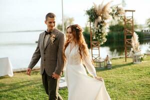 Hochzeit Zeremonie von das Jungvermählten im ein Land Hütte foto