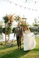 Hochzeit Zeremonie von das Jungvermählten im ein Land Hütte foto