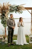 Hochzeit Zeremonie von das Jungvermählten im ein Land Hütte foto