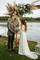 Hochzeit Zeremonie von das Jungvermählten im ein Land Hütte foto