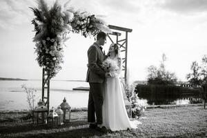 Hochzeit Zeremonie von das Jungvermählten im ein Land Hütte foto