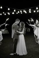 Jungvermählten bei einer Wunderkerzenhochzeit foto