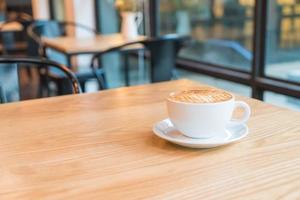 heißer Karamell-Macchiato im Café foto