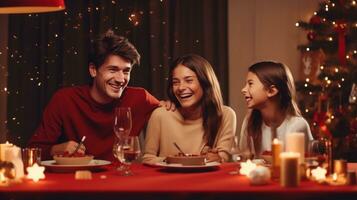 Foto von glücklich Familie beim Weihnachten Abendessen