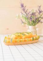 frische Cantaloupe-Melone zum Nachtisch auf dem Tisch foto