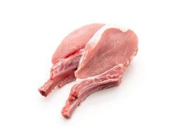 frisches Schweinekotelett auf weißem Hintergrund foto
