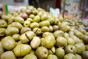 köstliche Aussicht auf pflanzliches Olivenessen foto