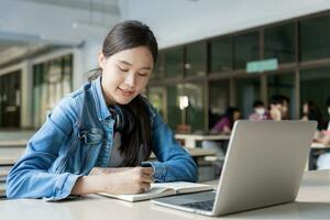 schön asiatisch Frau weiblich Schüler Plaudern Mannschaft zum Arbeit Projekt. Lächeln Mädchen glücklich Studie online. Buch im Hochschule Campus. Porträt weiblich auf International Asien Universität. Ausbildung, lernen, Schule foto