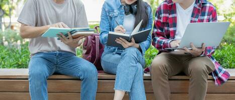 Gruppe asiatisch Schüler Treffen Mannschaft zum Arbeit Projekt. Mannschaft glücklich Studie online. lesen Buch im Hochschule Campus. Gruppe auf International Asien Universität. Ausbildung, lernen, Schule, Hochschule, Abschluss foto