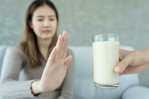 Milch Allergene, krank traurig ungesund krank allergisch Frau, flüssig stickig wund Nase leiden von Intoleranz Allergie auslösen Symptome. Bauch Schmerz, Allergene, Nuss Eiweiß, Ausschlag, Tod, Essen Allergie foto