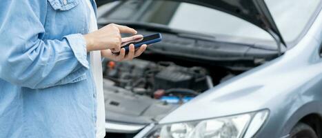 Panne, kaputtes Auto, Reparatur. frau nutzt handycheck-versicherungsprämien durch anwendung aufgrund eines autounfalls. Garage finden, um Auto während der Landtour reparieren zu lassen, auf Hilfe warten, Notfall. foto