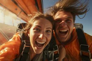 glücklich Paar nehmen Selfie mit Gleitschirm im das Berge ai generiert foto