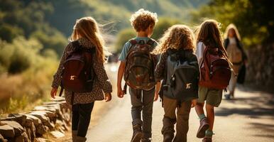 zurück Aussicht von Schulkinder mit Rucksäcke Gehen auf das Straße ai generiert foto