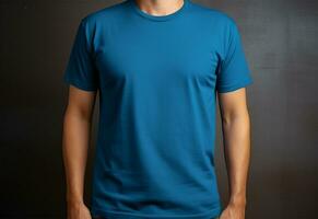 Porträt von gut aussehend jung Mann im Blau T-Shirt Stehen draußen ai generiert foto