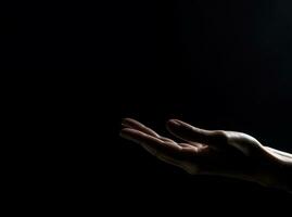Mensch Hand auf dunkel Hintergrund auf leeren Raum zum Text. generativ ai. foto