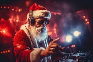 ein lebhaft Weihnachten Party mit Santa claus wie das dj im ein festlich Outfit, Mischen Spuren auf ein dj Rührgerät. das Party ist gefüllt mit Energie und Urlaub jubeln. generativ ai foto