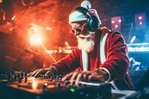 ein lebhaft Weihnachten Party mit Santa claus wie das dj im ein festlich Outfit, Mischen Spuren auf ein dj Rührgerät. das Party ist gefüllt mit Energie und Urlaub jubeln. generativ ai foto