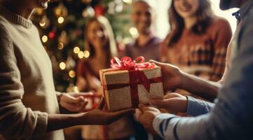 ein Familie austauschen schön eingewickelt Geschenke im Vorderseite von ein festlich dekoriert Weihnachten Baum, Erfassen das Wesen von Teilen und Feier. generativ ai foto