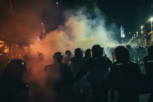 Polizei dispergieren zerreißen Gas inmitten ein Menge von Demonstranten, präsentieren das Chaos und emotional Aufruhr. generativ ai foto