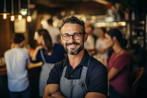 Porträt von ein Inhaber mit seine Mitarbeiter beim ein Restaurant und suchen beim das Kamera lächelnd. generativ ai foto