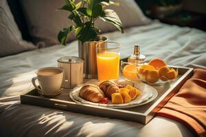 Zimmer Bedienung Tablett mit Frühstück auf Bett im Luxus Hotel Zimmer. generativ ai foto