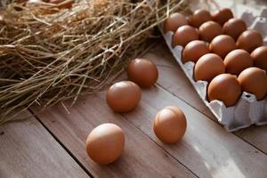 Eier in Pappschachteln auf Holzböden foto