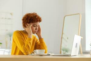 afrikanisch Frau berühren Tempel erleben betonen. Mädchen beim Zuhause Büro müde von Arbeiten Gefühl Kopfschmerzen krank Reiben Tempel Stirn. lange Laptop Verwendungszweck Computer Vision Syndrom. Büro Syndrom. foto