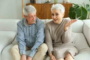 glücklich Senior Frau Mann sich unterhalten auf Video Anruf mit freunde Familie. reifen alt Oma Großvater reden Sprechen mit gewachsen oben Kinder online. älter Generation modern Technik Verwendung. Web-Kamera Sicht. foto