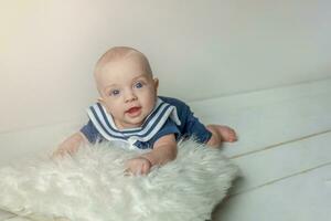 Säugling Baby Junge Lügen auf Kissen auf Weiß Schlafzimmer Hintergrund foto