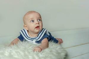 Säugling Baby Junge Lügen auf Kissen auf Weiß Schlafzimmer Hintergrund foto