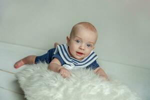 Säugling Baby Junge Lügen auf Kissen auf Weiß Schlafzimmer Hintergrund foto