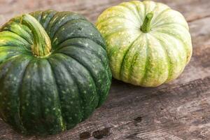 herbstlicher Hintergrund. natürliche herbstherbstansichtkürbise auf hölzernem hintergrund. inspirierende oktober- oder septembertapete. Wechsel der Jahreszeiten reifes Bio-Lebensmittel-Konzept, Halloween-Party-Erntedankfest foto